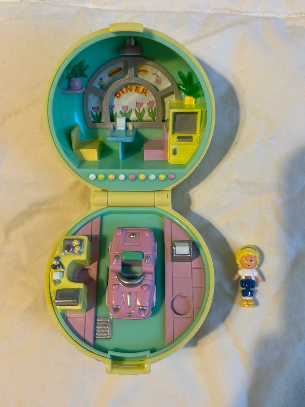 Polly Pocket 50s Diner Ring Compact Vintage 1991